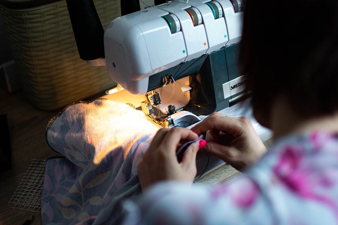 About person-sewing-white-sewing-machine-s49g-jzk-7g